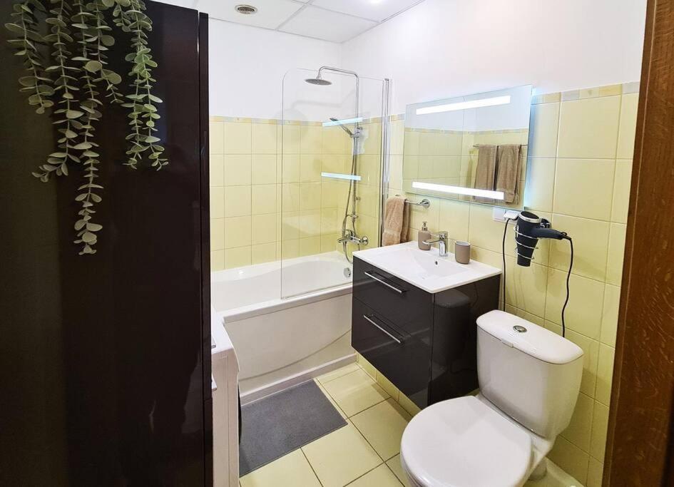 Stylish Apartment With Parking & Spacious Balcony Riga Exterior photo